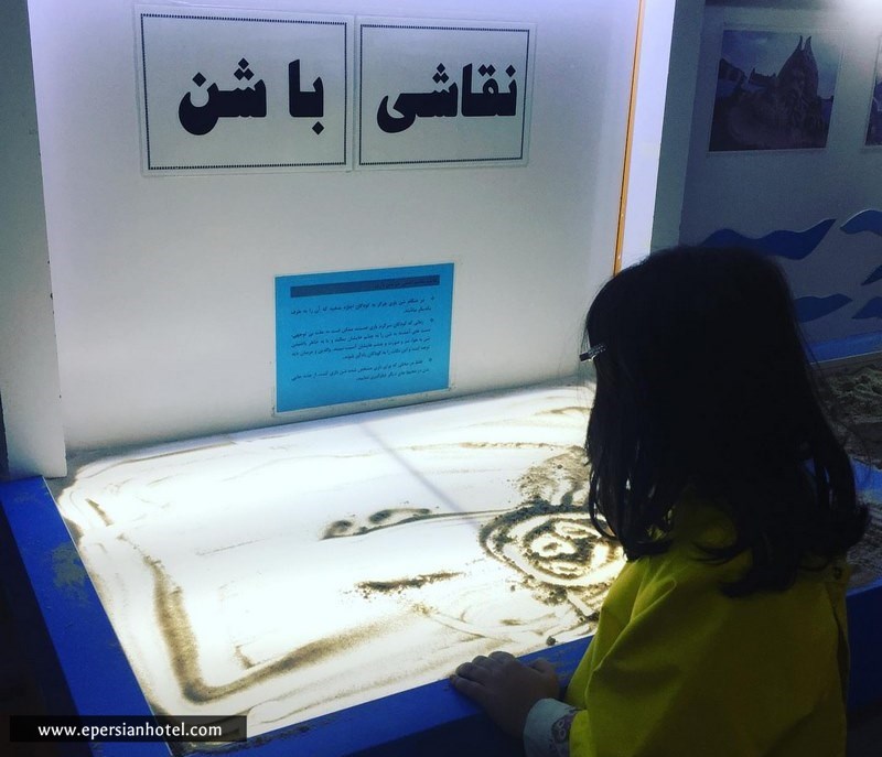 بخش نقاشی با شن در کلوپ پاندا مشهد